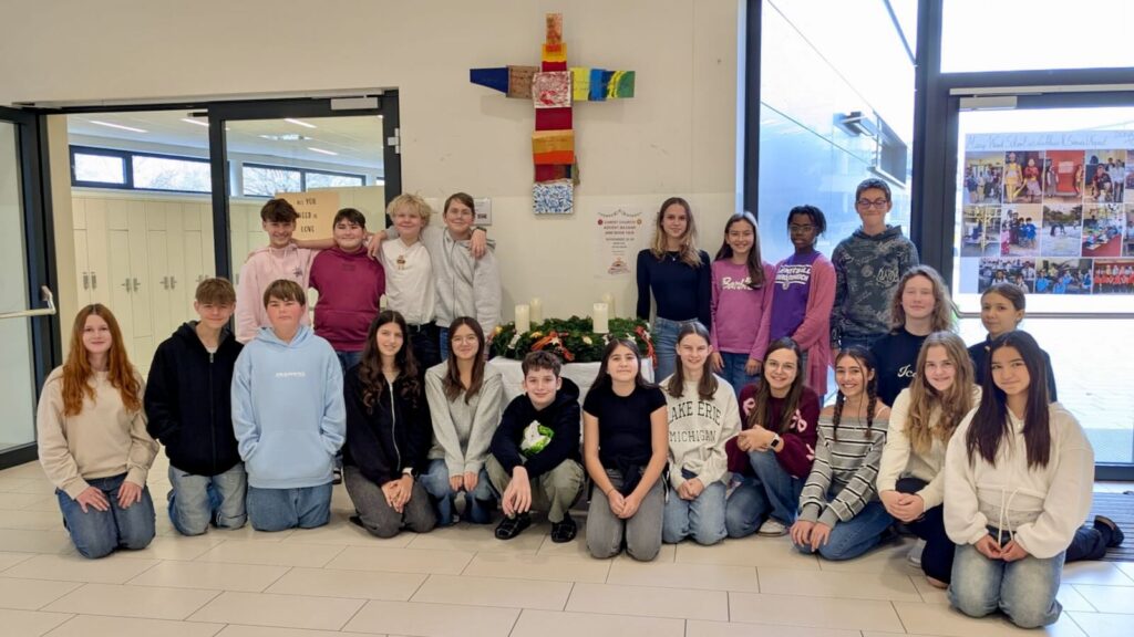 Foto von der Klasse 3d mit ihrem Aventkranz