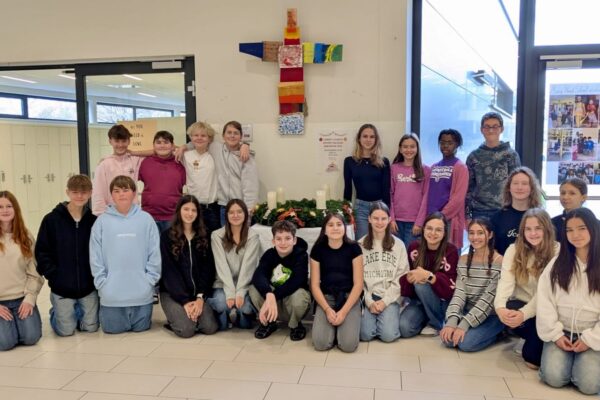 Foto von der Klasse 3d mit ihrem Aventkranz