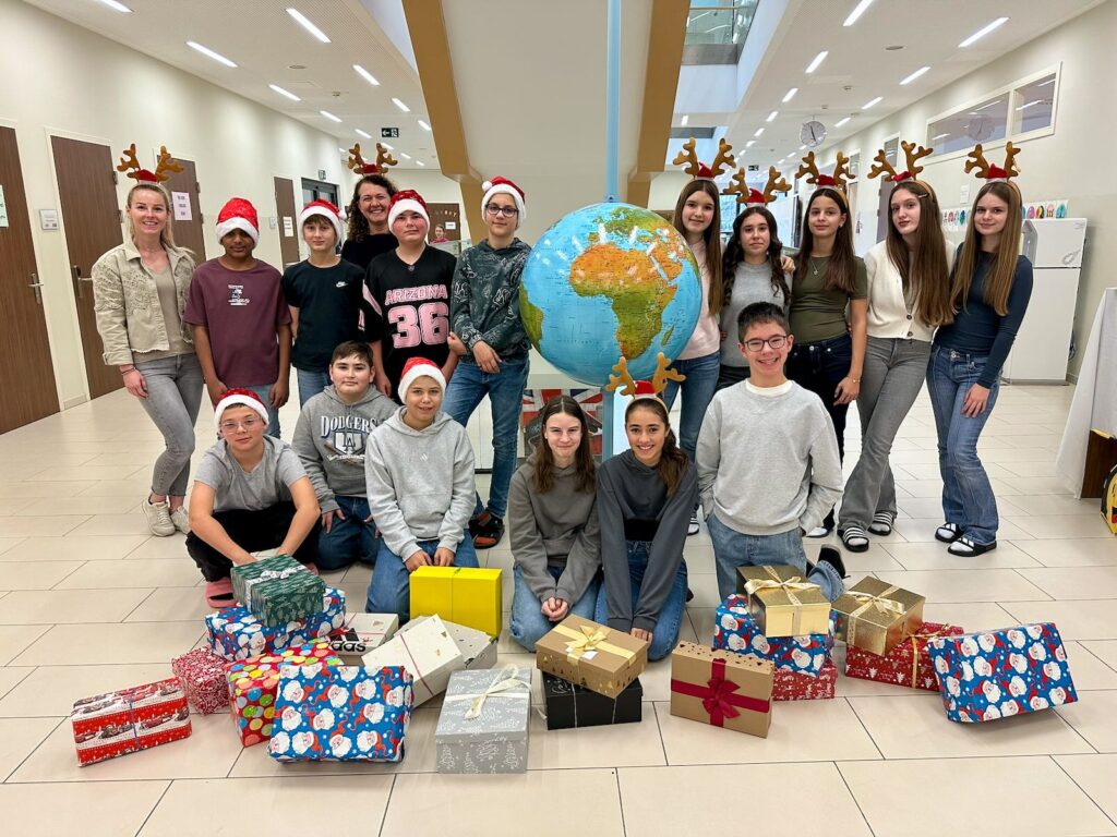 Foto von Schueler und Schuelerinnen der Klasse 3d mit ihren befüllten und verpackten Schuhkartons