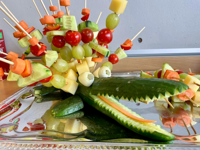 Foto eines Krokodils aus Gemüse und Obst