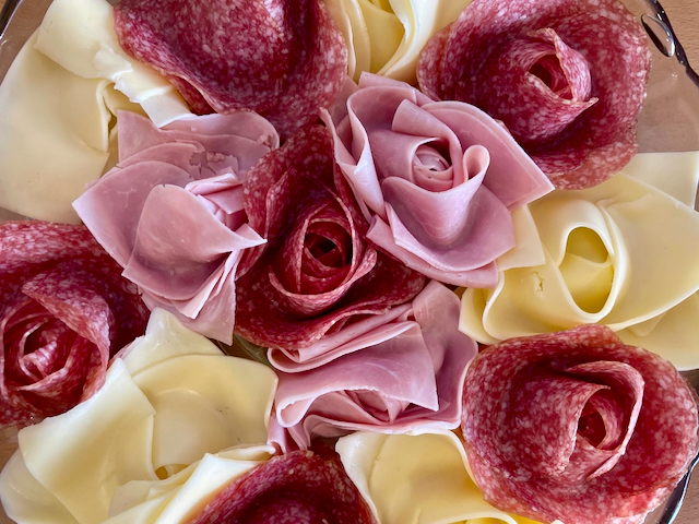 Foto von geschnittenem Wurst und Käse