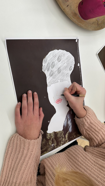 Foto von Kindern beim Malen