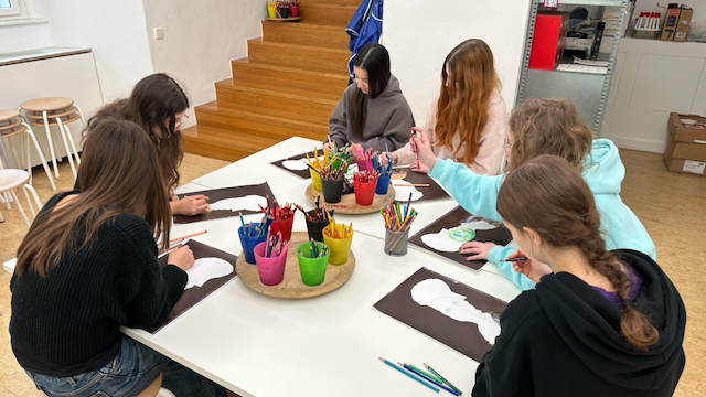 Foto von Kindern beim Malen
