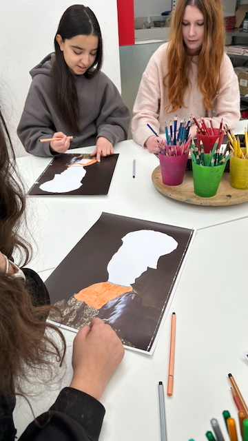 Foto von Kindern beim Malen