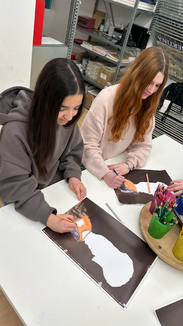 Foto von Kindern beim Malen