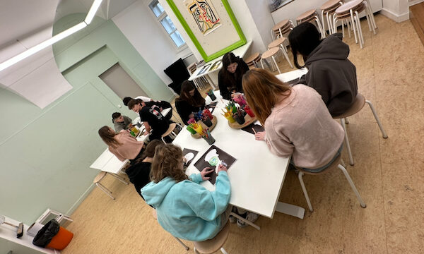 Foto von Kindern beim Malen