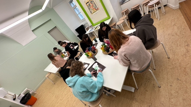 Foto von Kindern beim Malen