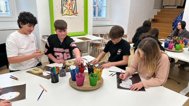 Foto von Kindern beim Malen