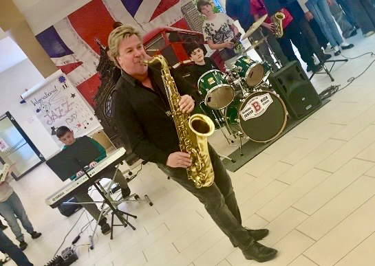 Foto von Andreas Pirringer beim Saxofon Spielen
