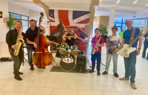 Foto von den Bandmitgliedern mit ihren Instrumenten