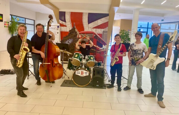 Foto von den Bandmitgliedern mit ihren Instrumenten