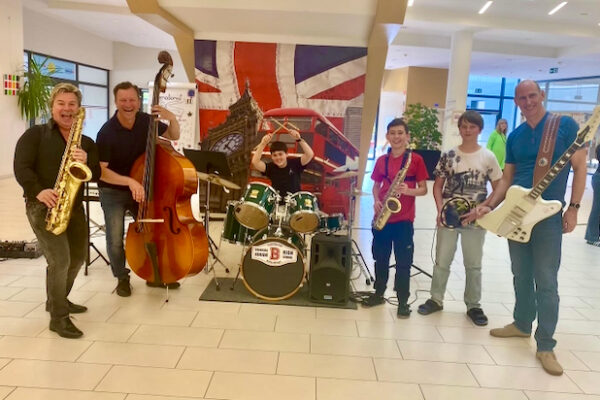 Foto von den Bandmitgliedern mit ihren Instrumenten